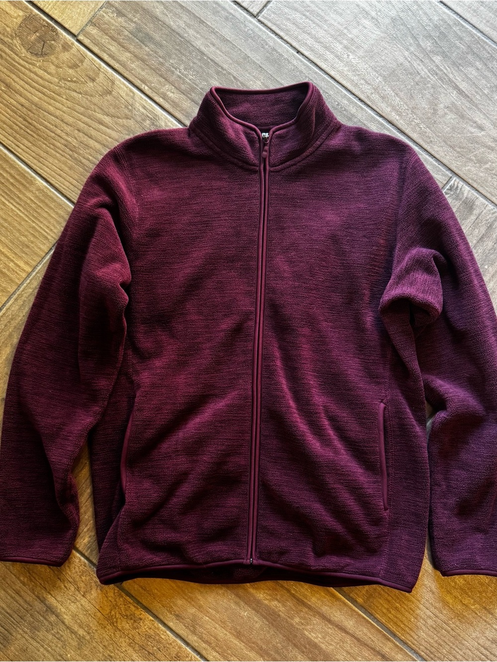 Uniqlo Men's Zip-Up Fleece Jacket in Maroon.